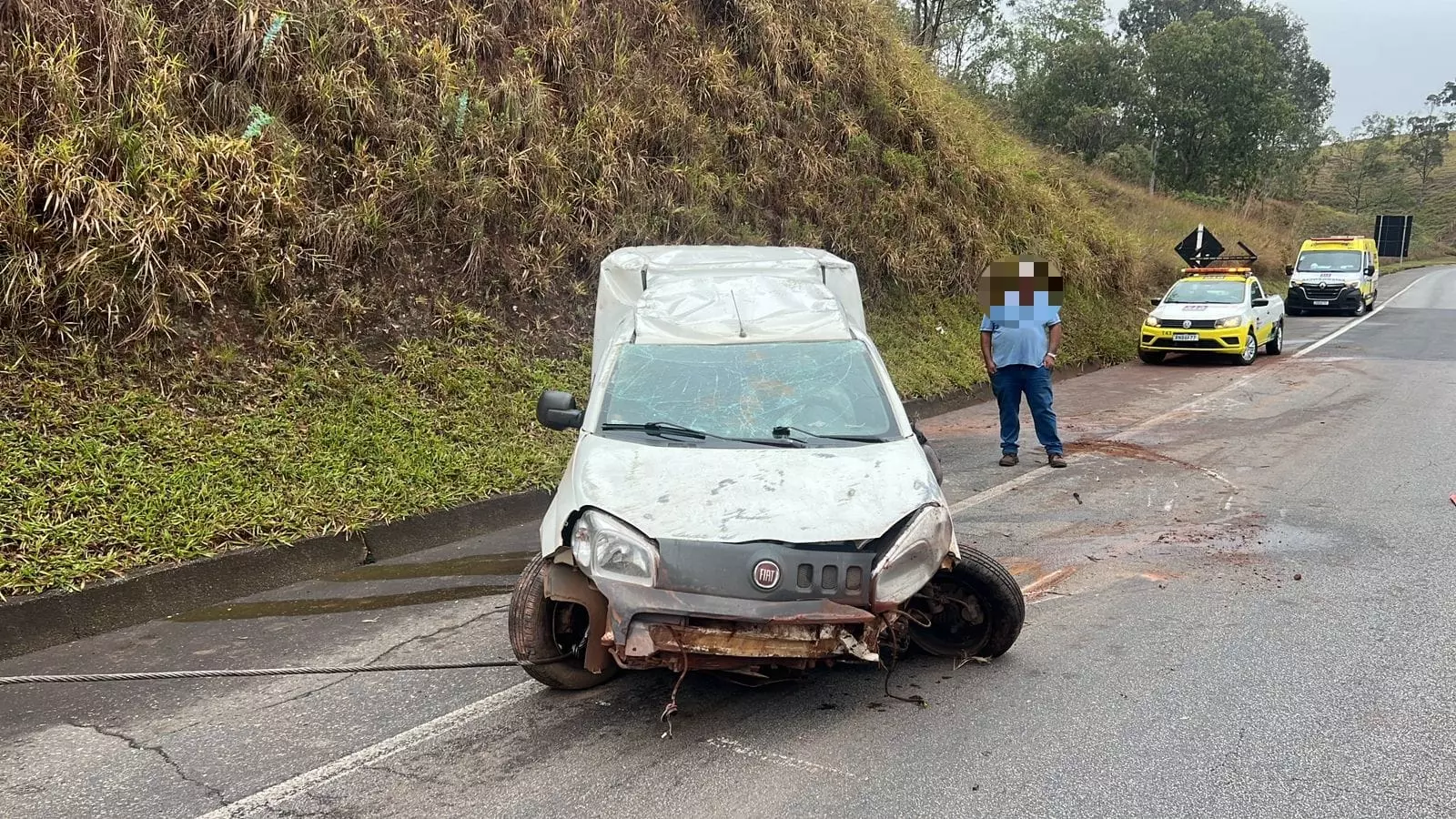 Motorista perde controle da direção e carro capota na BR-040 em Santos Dumont